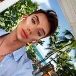 Milana Petrova Instagram – Наткнулся на это фото с Кубы и понял, что хочу на море 🌊 Уже забронировал с друзьями жильё и билеты, лечу в марте на месяц на Бали!!) Это моя первая такая долгая поездка в другую страну, а вообще было бы идеально на несколько месяцев раз в год куда-то вылетать. Кстати, вы делаете макияж на отдыхе? Я заставляю себя 🤡