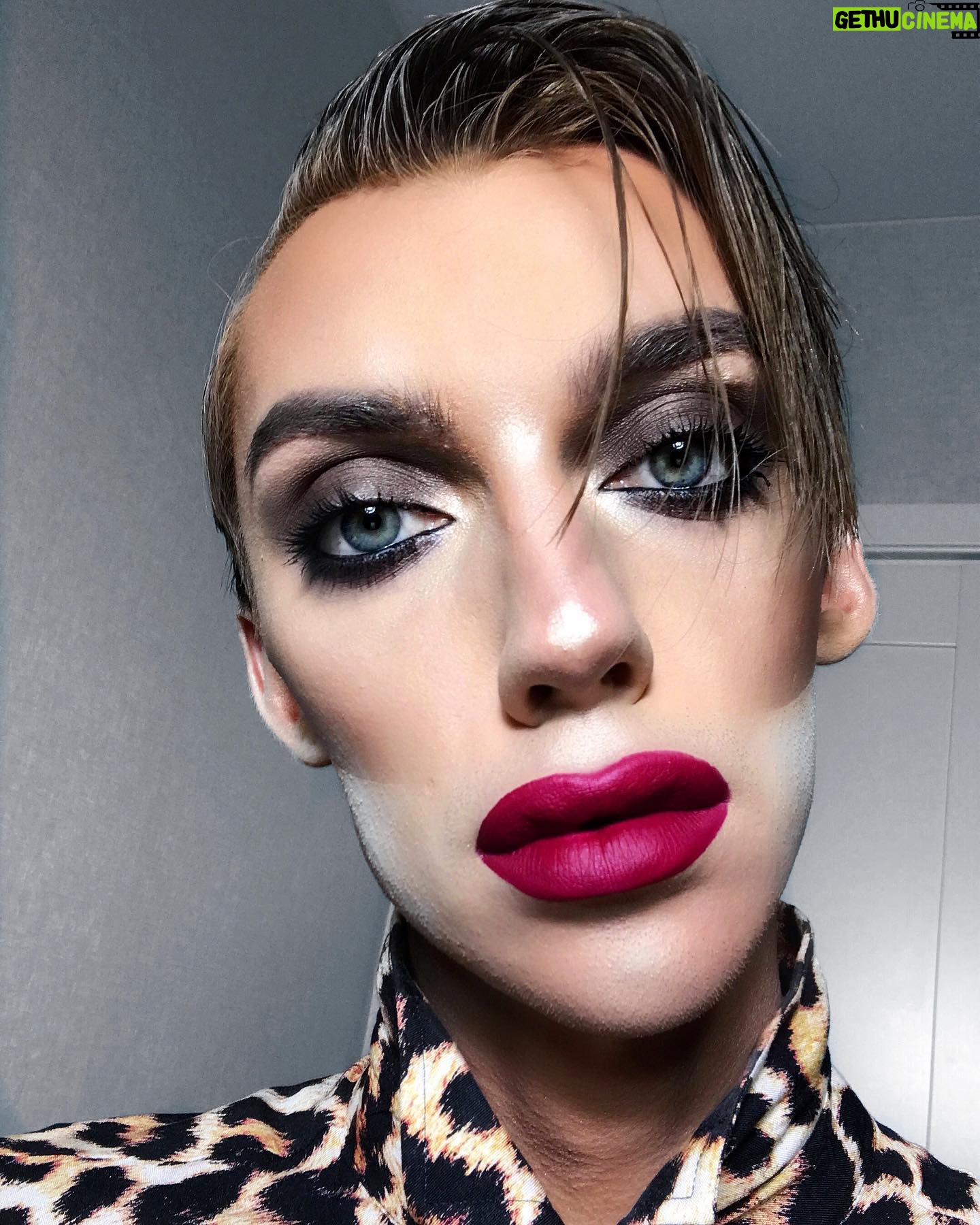 Milana Petrova Instagram - Я НАПИСАЛ УСТАНОВКУ НА НЕСКОЛЬКО ЛЕТ ВПЕРЁД! Честно говоря, не верю ни в какую магию и мистику, но подобные установки относятся, вероятнее всего, к психологии. Наверное, поэтому и срабатывают. В своей установке на 2019 год я указал количество подписчиков в своих профилях, которое я достигну, количество денег на банковском счету, страны, которые я посещу и ещё пару вещей. Только сейчас понял, что ничего не написал про любовь и отношения ахаххахаха какая же я $ука, но зато трушная! Так вот, один из пунктов уже сбылся, хотя не мог сбыться последние два года!!! Представляете? Установку написал два месяца назад. Не знаю как это работает, но, видимо, работает. Главное четко описать то, что ты хочешь получить.