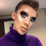 Milana Petrova Instagram - Кажется, я готов к новым отношениям. Начинаю ходить на свидания, на днях будет первое. Как думаете, получится встретить любовь? Хотя, знаете, не хочу любовь. Хочу просто стабильные качественные отношения без измен, с походами в театры, посиделками дома с друзьями, совместными путешествиями. Вывезет ли кто-то такой движ? 🤣 При учёте моих запросов... А они, на самом деле, небольшие. Главное, чтобы человек хороший был и тысяч 10 зарабатывал в месяц. Да, деньги - это важно. Рая в шалаше нет, в шалаше обычно тараканы и комары. Возможность жить как угодно, где угодно и заниматься чем только захочешь - вот что значит «хорошая жизнь» для меня. И я эту жизнь хочу разделить на двоих.