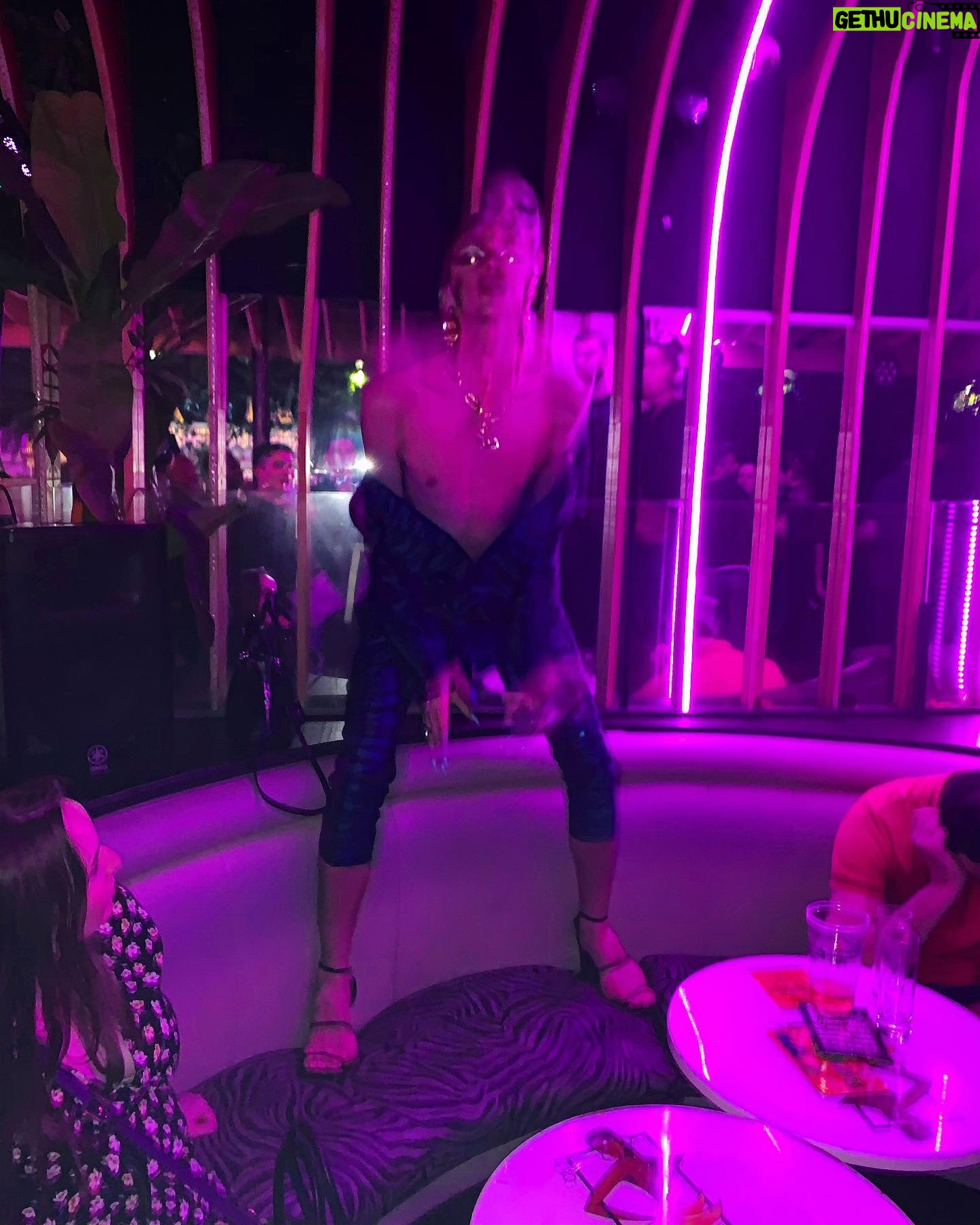 Milana Petrova Instagram - Выйдя из гей-клуба в Париже и направляясь в сторону другого, ко мне подъехал кабриолет с двумя парнями. Они не были в прошлом гей-клубе и геями вообще не являлись, а просто проезжали мимо и обратили на меня внимание. Остановились. Я после 4-8 коктейлей спустя минуту оказываюсь на заднем сидении их тачки и мы направляемся в обычный клуб, куда они изначально и ехали. Мои серьги качаются на ветру под Cardi b и после весёлой 10-минутной поездки нас останавливают копы. Машину окружили 6 вооруженных автоматами полицейских и двое из них начали обыскивать машину и проверять документы водителя... Проверили, пожелали хорошей дороги и мы поехали дальше в клуб 🤣🤣🤣 Было страшно! Фото сделано после))