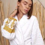 Milana Petrova Instagram - КОЖА НА МИЛЛИОН Бессонные ночи, потраченные нервы всей команды, больше двух месяцев активной работы и у нас получился лучший продукт по уходу за кожей на всем российском, и не только, рынке инфопродуктов! КНМ - это энциклопедия по коже эффективные методики ее лечения подбор индивидуального многоступенчатого ухода за кожей лица, тела, рук, ног, кожи головы и губ 🙂 60 страниц научной теории простым языком, современные данные о коже, ссылки на профессиональные и аптечные косметические бренды бюджетной и средней ценовой категории, и многое другое! Обладателям сухой/жирной/проблемной/возрастной/чувствительной/нормальной/комбинированной кожи посвящается! Прокачай свою кожу уже сейчас. Ссылка в описании профиля.