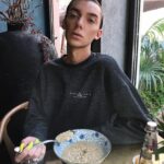 Milana Petrova Instagram - А вы любите кашу? Обожаю овсянку, пшённую и манную кашу на молоке, но молоко 3 года уже не пью, поэтому ем только на воде((( На вкус, конечно, не то, но ломтик сливочного масла обычно спасает. Кстати, в Старбаксе продаётся рисовая на кокосовом молоке, очень вкусная. Жаль, что на кокосе мало где встретишь кашу...