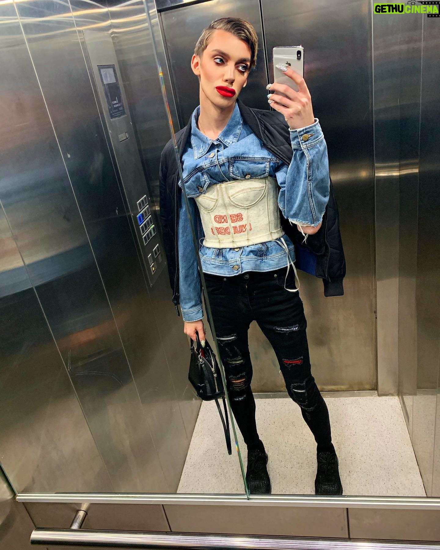 Milana Petrova Instagram - Ты хотел быть ближе? Все хотят поближе, Но твой кошелёк стал уже, И я тебя не вижу.