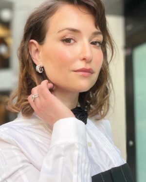 Milana Vayntrub Instagram - My favorite pastime is watching Marina talk. Particularly fun when it’s about our film “Pickled Herring”. 

Top & corset by @honaydaofficial
Flower clip by @maguireshoes
Ring & earrings by @sterlingforever
Shoes by @ysl
Styling by @fashiontulle
