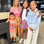 Milena Torres Instagram - Tengo 3 Hijos que; Son TOTALMENTE DIFERENTES … Y eso que: Tienen la misma mama, mismo papa, mismo hogar, misma escuela, mismas actividades, mismo entorno, misma familia, los 3 fueron partos (no cesaria) en la misma clinica y con el mismo Doctor 😂 Los he criado a los tres por igual, con el mismo amor y el mismo cuidado 😙 peeeerooooo en personalidad NO se parecen en nada nadita nadaaaa 🤪 por eso es que JAMAS debes comparar a tus hijos, desde que nacen, cada uno tiene su propia esencia y personalidad 🤩 En lo unico que se parecen es en el cabello lisoooo 😂 #momlife #true .