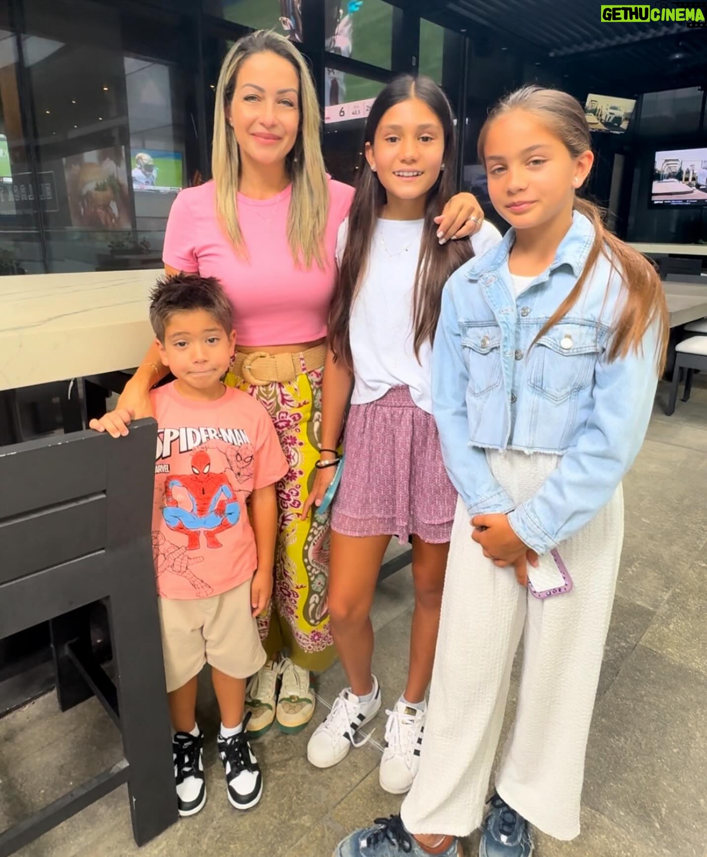 Milena Torres Instagram - Tengo 3 Hijos que; Son TOTALMENTE DIFERENTES β¦ Y eso que: Tienen la misma mama, mismo papa, mismo hogar, misma escuela, mismas actividades, mismo entorno, misma familia, los 3 fueron partos (no cesaria) en la misma clinica y con el mismo Doctor π Los he criado a los tres por igual, con el mismo amor y el mismo cuidado π peeeerooooo en personalidad NO se parecen en nada nadita nadaaaa π€ͺ por eso es que JAMAS debes comparar a tus hijos, desde que nacen, cada uno tiene su propia esencia y personalidad π€© En lo unico que se parecen es en el cabello lisoooo π #momlife #true .