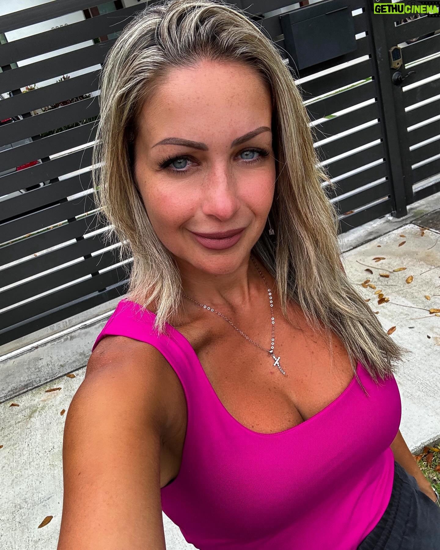 Milena Torres Instagram - No necesitas compararte con nadie, solo esfu茅rzate cada dia por ser tu mejor versi贸n 馃┓