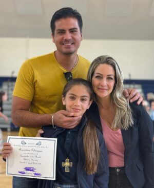 Milena Torres Instagram - Mis Dos chiquitos Anacristina y Jean Luca, hoy recibieron de parte de su Escuela el Peacemaker del Mes, cada uno en su grado. Fueron elegidos para ganárselo por la virtud: HONESTIDAD 😍🙏🥹 
Fue sorpresa para ellos, obvio ya nosotros sabíamos porque nos avisaron hace unos dias y guardamos el secreto 🤐 No podemos estar mas orgullosos de ellos y agradecidos con la vida 🙏🙏 

🌟 HONESTIDAD: “Hablar y actuar con sinceridad, es más que no mentir, engañar, robar o hacer trampas. Implica mostrar respeto hacia los demás y tener integridad y conciencia de sí mismo” 🙏

#moment #honesty #life #honestidad #mamaorgullosa #papaorgulloso #love #momlife