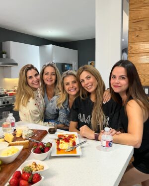 Milena Torres Instagram - Les dejo aquí 5 fotos que resumen una noche de amigas que crecieron juntas, que no les importa la distancia ni que cada una tenga mil cosas que hacer siempre 😆, lo más valioso aqui es que después de casi 30 años de amistad, aquí estamos y aquí seguimos juntas disfrutando cuando sea y donde sea ❤️Las Adoro hoy y siempre ♾️ #friend 

@pattyschwarzoficial @geo_palacios @wandadisidoro @yerlinghostos