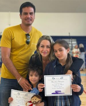 Milena Torres Instagram - Mis Dos chiquitos Anacristina y Jean Luca, hoy recibieron de parte de su Escuela el Peacemaker del Mes, cada uno en su grado. Fueron elegidos para ganárselo por la virtud: HONESTIDAD 😍🙏🥹 
Fue sorpresa para ellos, obvio ya nosotros sabíamos porque nos avisaron hace unos dias y guardamos el secreto 🤐 No podemos estar mas orgullosos de ellos y agradecidos con la vida 🙏🙏 

🌟 HONESTIDAD: “Hablar y actuar con sinceridad, es más que no mentir, engañar, robar o hacer trampas. Implica mostrar respeto hacia los demás y tener integridad y conciencia de sí mismo” 🙏

#moment #honesty #life #honestidad #mamaorgullosa #papaorgulloso #love #momlife