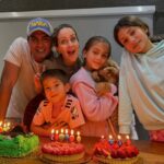 Milena Torres Instagram – #tbt 🩷🩷💙 
Foto 1 👉15 de Abril de 2019 
Foto 2 👉15 de Abril de 2024 

#family #moment #love #momlife