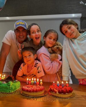 Milena Torres Instagram - #tbt 🩷🩷💙 
Foto 1 👉15 de Abril de 2019 
Foto 2 👉15 de Abril de 2024 

#family #moment #love #momlife