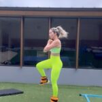 Milena Torres Instagram - #homeworkout 💚 Me gusta hacer mis entrenamientos en casa, he ido aprendiendo poco a poco y me falta muchísimo pero me encanta cada dia mas y las rutinas que me gustan las hago 👌 ⭐️Aquí hice 3 series de 15 repeticiones en cada ejercicio y en cada pierna cuando tocaba. . #workout #workathome #workoutmotivation
