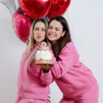 Milena Torres Instagram - Feliz cumpleaños para nuestro querido bebé @natifistore 🩷Hoy se cumplen 2 años de ese primer tan especial donde les presentamos nuestro primer producto 🙏 Gracias por acompañarnos en este camino donde muchas de ustedes han sido hermosos testimonios y una parte muy especial de esta gran familia que cada día crece y va llevando alegria a miles de mujeres. Una vez mas, les agradecemos por el cariño y la confianza que han tenido en #natifistore. Amen sigamos cumpliendo nuestros sueños cada dia. Les deseamos miles de Bendiciones hoy y siempre 🩷 ♾️ #happyaniversary Celebra con nosotras nuestro 2do Aniversario 🎉 y llevate un 20 % de descuento con el codigo: aniversario2 (recuerden colocarlo en el check out cuando esten realizando la compra en nuestra pagina web: www.natifistore.com ) . @natifistore @geo_palacios @miletorresduq