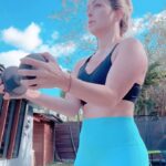 Milena Torres Instagram - No es que sepa mucho se hace el intento⚡️Me encanta dedicar así sean 30 minutos al día para mi, es justo y necesario cuando somos madres, esposas y cuarentonas 😆