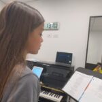 Milena Torres Instagram - Desde que estaba pequeñita la escucho cantar y amo su voz 🎶 Mi corazón siempre me ha dicho que lo hace hermoso 🙌🏻 Hace poco empezó clases de canto pero es muy penosa. Hoy dejo que entrara a escucharla 3 minutos y aunque estaba nerviosa me dejo estar alli 🥹 y la medio grabe 😂 ojalá mas adelante deje que la grabe mas 😆 Sospecho que mi Kiki puede convertirse en una gran cantante y por eso esta estudiando canto. Uno nunca sabe… 😜 💟 Que opinan ustedes?