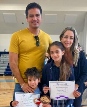 Milena Torres Instagram - Mis Dos chiquitos Anacristina y Jean Luca, hoy recibieron de parte de su Escuela el Peacemaker del Mes, cada uno en su grado. Fueron elegidos para ganárselo por la virtud: HONESTIDAD 😍🙏🥹 
Fue sorpresa para ellos, obvio ya nosotros sabíamos porque nos avisaron hace unos dias y guardamos el secreto 🤐 No podemos estar mas orgullosos de ellos y agradecidos con la vida 🙏🙏 

🌟 HONESTIDAD: “Hablar y actuar con sinceridad, es más que no mentir, engañar, robar o hacer trampas. Implica mostrar respeto hacia los demás y tener integridad y conciencia de sí mismo” 🙏

#moment #honesty #life #honestidad #mamaorgullosa #papaorgulloso #love #momlife