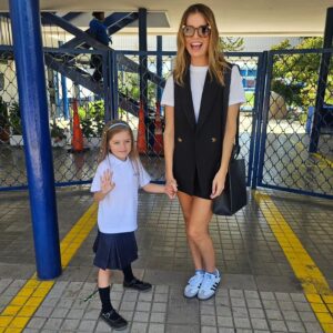 Millaray Viera Instagram - Hoy fue el 1er día de 1ro de mi guagua chica y el 1er día de 2do medio de mi guagua grande. Vivir con las 2 es vivir una doble vida🤣 y a la vez disfrutar y fascinarme con las etapas tan diferentes que están experimentando. Una empezó a usar uniforme, la otra se va de viaje de estudios este año. 
Las amooo!❤️