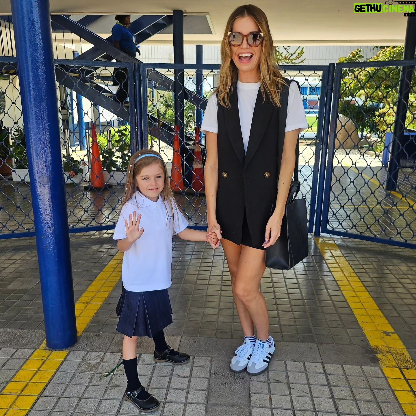 Millaray Viera - 42K Likes - Hoy fue el 1er día de 1ro de mi guagua chica y el 1er día de 2do medio de mi guagua grande. Vivir con las 2 es vivir una doble vida🤣 y a la vez disfrutar y fascinarme con las etapas tan diferentes que están experimentando. Una empezó a usar uniforme, la otra se va de viaje de estudios este año.
Las amooo!❤️
