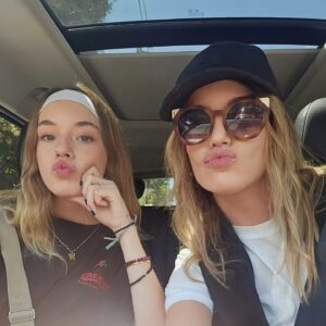 Millaray Viera Instagram - Hoy fue el 1er día de 1ro de mi guagua chica y el 1er día de 2do medio de mi guagua grande. Vivir con las 2 es vivir una doble vida🤣 y a la vez disfrutar y fascinarme con las etapas tan diferentes que están experimentando. Una empezó a usar uniforme, la otra se va de viaje de estudios este año. 
Las amooo!❤️