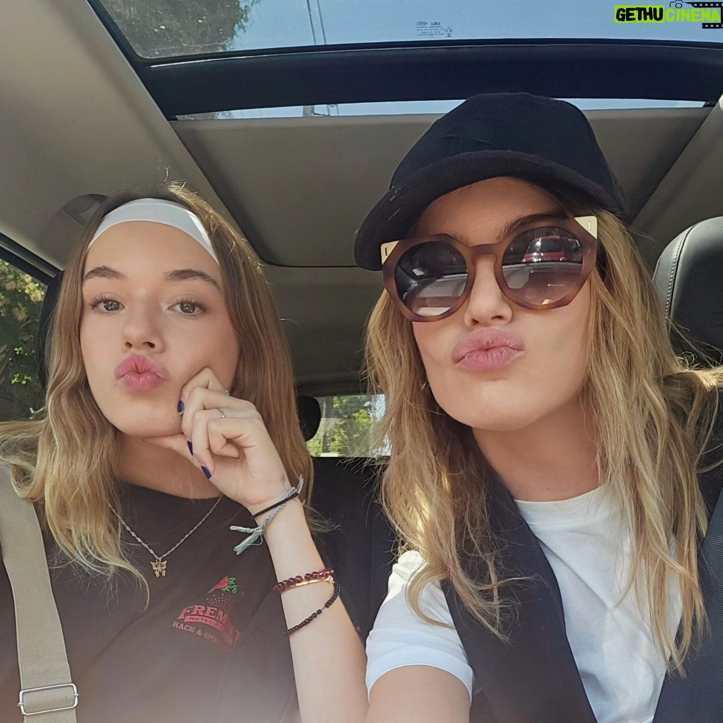 Millaray Viera - 42K Likes - Hoy fue el 1er día de 1ro de mi guagua chica y el 1er día de 2do medio de mi guagua grande. Vivir con las 2 es vivir una doble vida🤣 y a la vez disfrutar y fascinarme con las etapas tan diferentes que están experimentando. Una empezó a usar uniforme, la otra se va de viaje de estudios este año.
Las amooo!❤️
