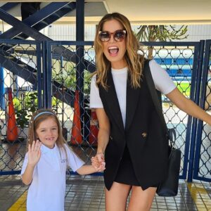 Millaray Viera Instagram - Hoy fue el 1er día de 1ro de mi guagua chica y el 1er día de 2do medio de mi guagua grande. Vivir con las 2 es vivir una doble vida🤣 y a la vez disfrutar y fascinarme con las etapas tan diferentes que están experimentando. Una empezó a usar uniforme, la otra se va de viaje de estudios este año. 
Las amooo!❤️