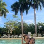 Millaray Viera Instagram - Mi mayor tesoro como mamá, además de la existencia individual de cada una de mis hijas, es que sean tan genuinamente hermanables❤️. Verlas amarse, respetarse y cuidarse me hace sentir profundamente feliz y en paz de cara al futuro. Se nos acabaron las vacaciones y estas fueron, sin duda, las mejores vistas que me dejó el Caribe🥲🫶 Un abrazo a todas las madres❤️