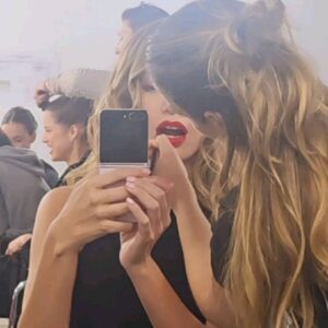 Millaray Viera Instagram - Cosas que suceden en España 🇪🇸
Con el precioso equipo Icon, en el que todos los bellos seres humanos que lo componen vibran en la misma frecuencia 💫❤️