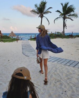 Millaray Viera Instagram - Ser la mamá de ellas 2 es un privilegio🩷
Viajar sólo nosotras 3 es un regalo🙏
A no perder las largas conversas y las noches de juegos de mesa. Las amo hijitas🩷