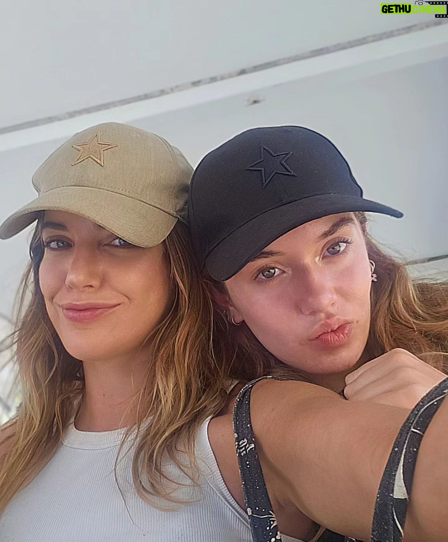 Millaray Viera - 16.1K Likes - Ser la mamá de ellas 2 es un privilegio🩷
Viajar sólo nosotras 3 es un regalo🙏
A no perder las largas conversas y las noches de juegos de mesa. Las amo hijitas🩷