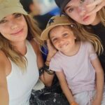 Millaray Viera Instagram - Ser la mamá de ellas 2 es un privilegio🩷 Viajar sólo nosotras 3 es un regalo🙏 A no perder las largas conversas y las noches de juegos de mesa. Las amo hijitas🩷