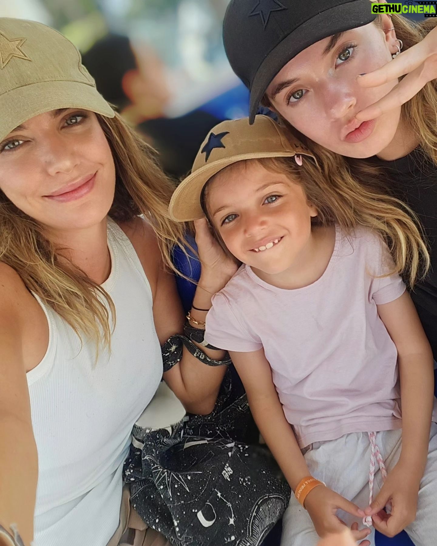 Millaray Viera - 16.1K Likes - Ser la mamá de ellas 2 es un privilegio🩷
Viajar sólo nosotras 3 es un regalo🙏
A no perder las largas conversas y las noches de juegos de mesa. Las amo hijitas🩷