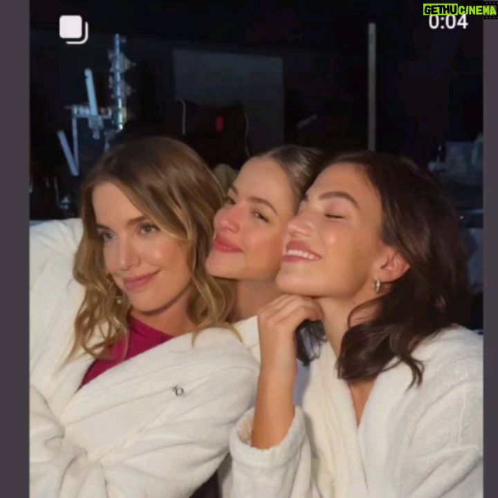 Millaray Viera Instagram - Me encantaría encontrar las palabras para explicarles por qué estas 2 me hacen tan feliz y por qué las quiero tanto!! Y nada, no tiene explicación, sólo se siente y se agradece con el alma cada vez que nos toca pasar muchas horas juntas y reír y reír y reír. Sin duda lo mejor de este trabajo es tenernos a nosotras y hacernos tanto bien, mis icons!! Las amo @stefroitman @agathaamoreiraa 🇧🇷🇨🇱🇦🇷❤️🫶❤️🫶❤️ Gracias x tanto!