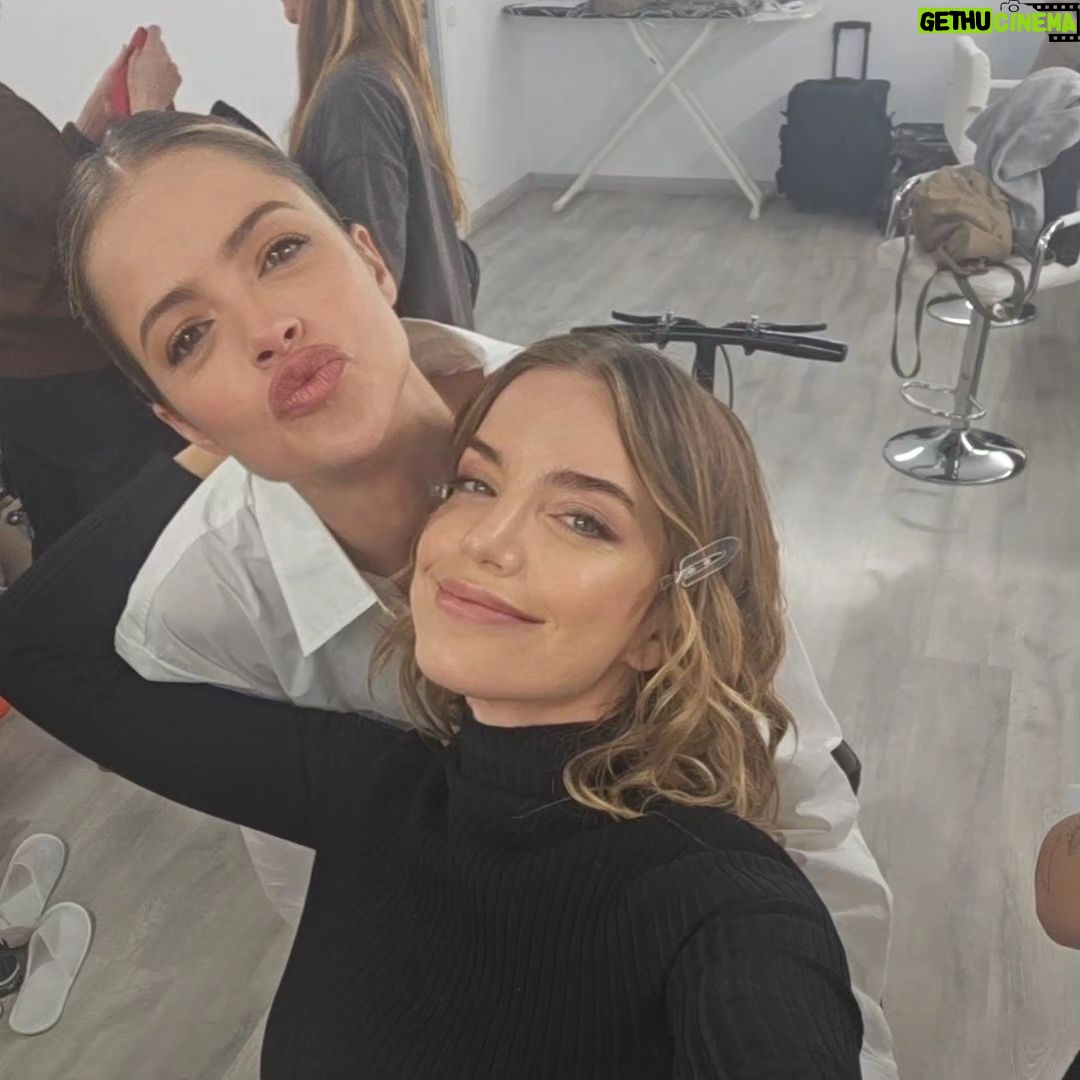 Millaray Viera Instagram - Me encantaría encontrar las palabras para explicarles por qué estas 2 me hacen tan feliz y por qué las quiero tanto!! Y nada, no tiene explicación, sólo se siente y se agradece con el alma cada vez que nos toca pasar muchas horas juntas y reír y reír y reír. Sin duda lo mejor de este trabajo es tenernos a nosotras y hacernos tanto bien, mis icons!! Las amo @stefroitman @agathaamoreiraa 🇧🇷🇨🇱🇦🇷❤️🫶❤️🫶❤️ Gracias x tanto!