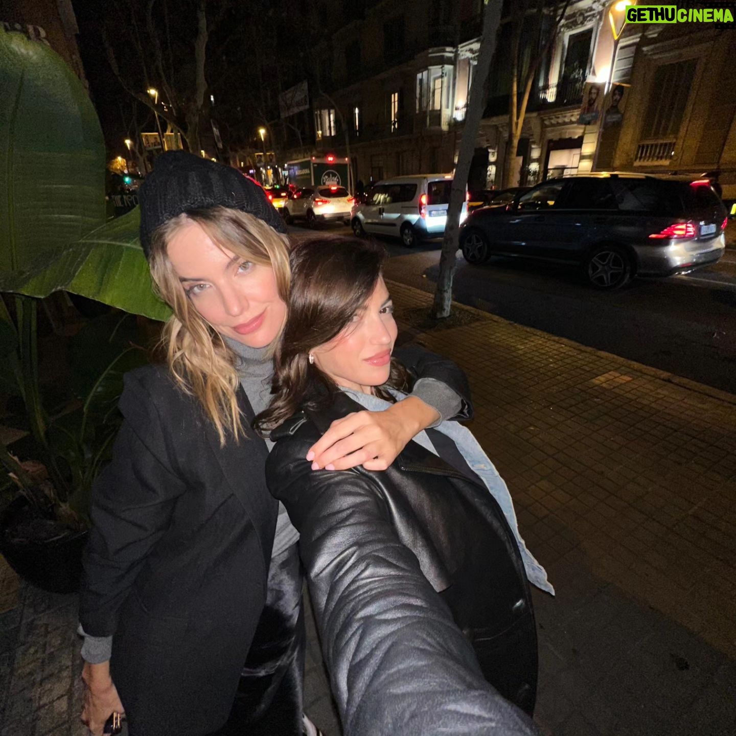 Millaray Viera Instagram - Me encantaría encontrar las palabras para explicarles por qué estas 2 me hacen tan feliz y por qué las quiero tanto!! Y nada, no tiene explicación, sólo se siente y se agradece con el alma cada vez que nos toca pasar muchas horas juntas y reír y reír y reír. Sin duda lo mejor de este trabajo es tenernos a nosotras y hacernos tanto bien, mis icons!! Las amo @stefroitman @agathaamoreiraa 🇧🇷🇨🇱🇦🇷❤️🫶❤️🫶❤️ Gracias x tanto!