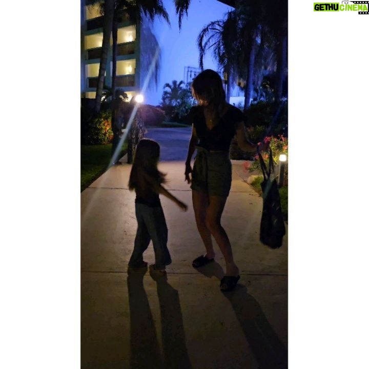 Millaray Viera - 29.6K Likes - Mi familia de 3 está de gira❤️
Las amo, hijas mías!🥹🫶