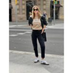 Millaray Viera Instagram - Hola Barcelonaaa, ​​estem molt feliços de tornar!!!!❤️ 🕶 @tiwi_chile 👕@lgnd_brand