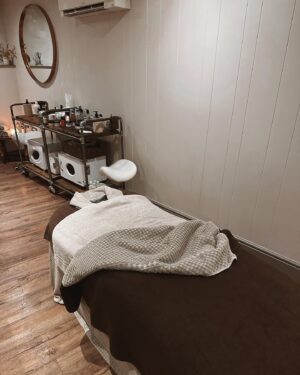 Millie Court Instagram - wholesome nights away at @thepigspub 🐷✨🪵

P.s we had the BEST couples massage we’ve ever had, highly recommend the pigspa 🤩