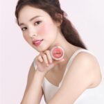 Min Hyo-rin Instagram – 안녕하세요 🤗제가 크리니크의 새얼굴이 되었습니다 많이 사랑해주세용🌸🍑🌸🍑
Hello! I am the new face for Clinique. Thank you for your love and support!
#치크팝 #꽃모양볼터치 @cliniquekorea @clinique