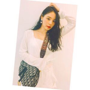 Min Hyo-rin Instagram - ❤️🧡💛💚💙💜🖤#DIORSADDLE  @Dior ❤️🧡💛💚💙💜🖤