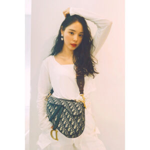 Min Hyo-rin Instagram - ❤️🧡💛💚💙💜🖤#DIORSADDLE  @Dior ❤️🧡💛💚💙💜🖤