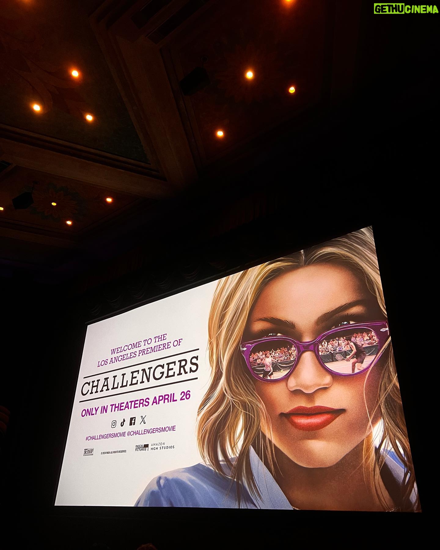 Mina El Hammani Instagram - Ayer en la premiere de @challengersmovie conocí a la reina @zendaya y disfruté de un peliculón acompañada de mi @lauramontesinos43 🤍 por mas aventuras juntas amiguita te amoooooo 🤍 @guerlain @mariaa.borras @tayriverabeauty 🌹🌹🌹🌹🌹🌹