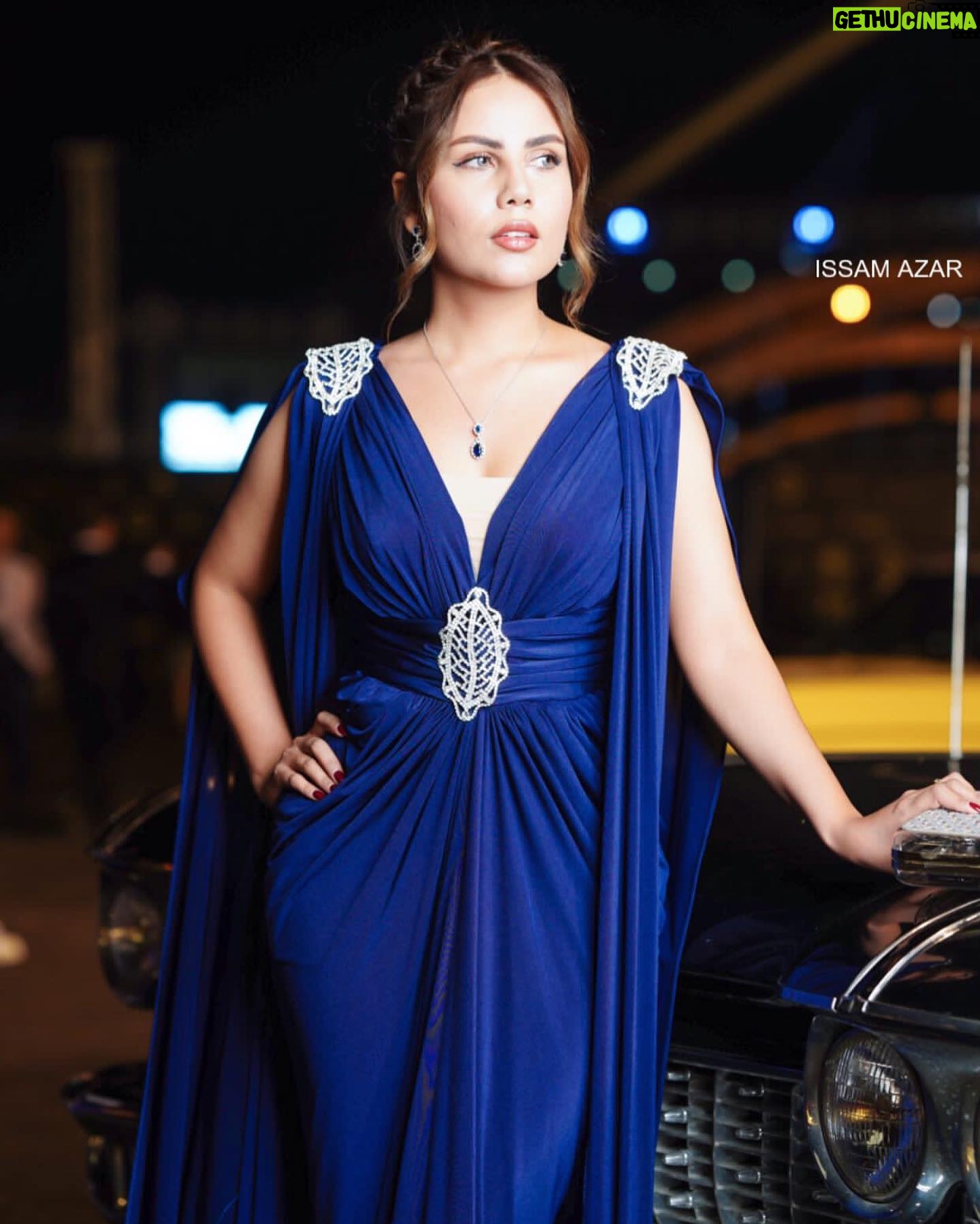 Mina Nour El Din Instagram - مهرجان العراق الدولي 💙. Taken by : @issam__azar الفستان من ازياء خاتون @fashion_khatun ستايل الشعر مركز ميلك شيك @m.s_salons @hair_rashwan_z