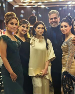 Mina Nour El Din Instagram - بشنو تذكركم الصورة ❤️. ابونا واستاذنا @mohammed.hashim.official  خواتي الجميلات.  @joumankathem @sandy_jamall @shurooqalhassen  من مهرجان الهلال الذهبي @gca_expo