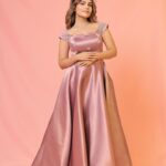 Mina Nour El Din Instagram - في بنات ما يحبوا اللون الوردي💅🏻👚 ؟؟. فستان من ازياء خاتون @fashion_khatun تصوير // @yassir.ali_official