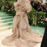 Mindy Kaling Instagram – The name of my gown was “The Melting Flower of Time”. I was so honored to wear the genius @gauravguptaofficial to the Met Gala this year. The cape was inspired by a blooming flower, and his signature sculptural techniques evoked the passage of time. Thank you Gaurav, @voguemagazine and the team of artists who designed my look! 🤍🤍🤍
📸: @gettyentertainment