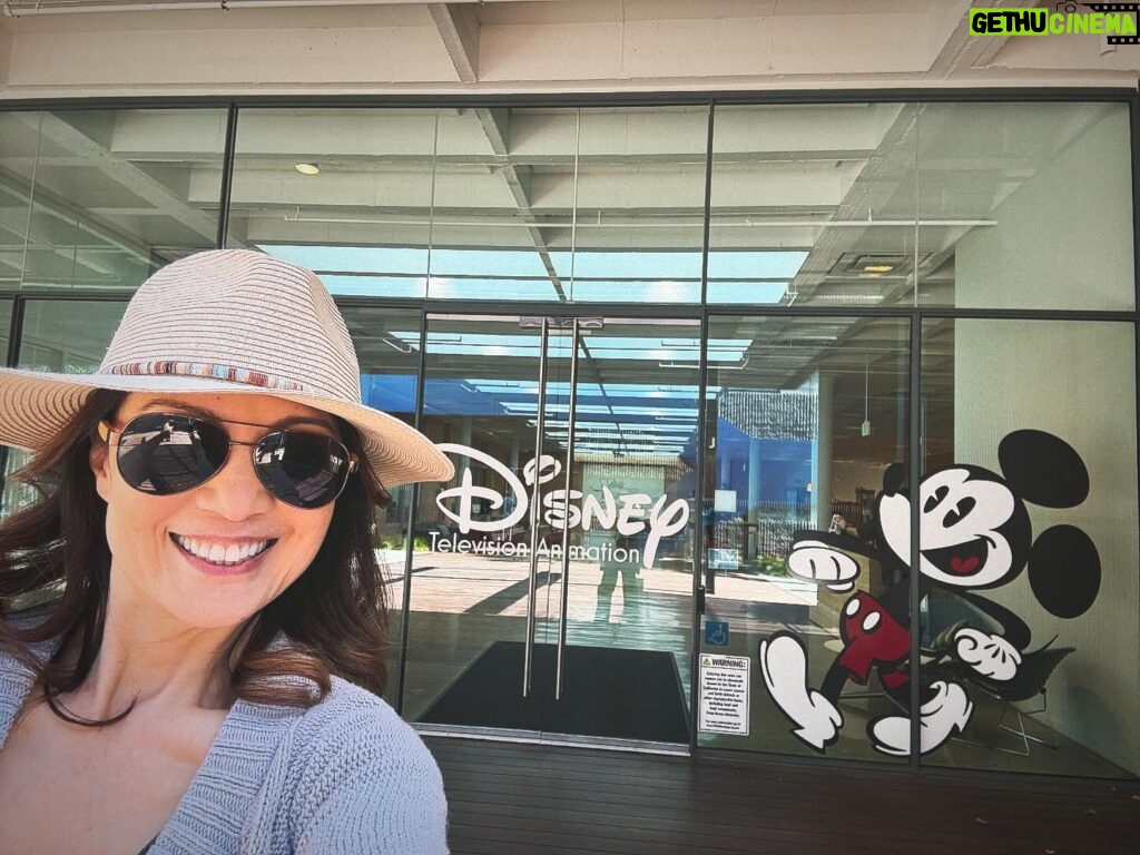 Ming-Na Wen Instagram - Hi Mickey and friends!💖🥰 Voice acting in another @disneyplus animation. Can you guess which one? I'll announce soon! 👍🏼👏🏼❤️ #voiceacting #disney #animation #homesweethome