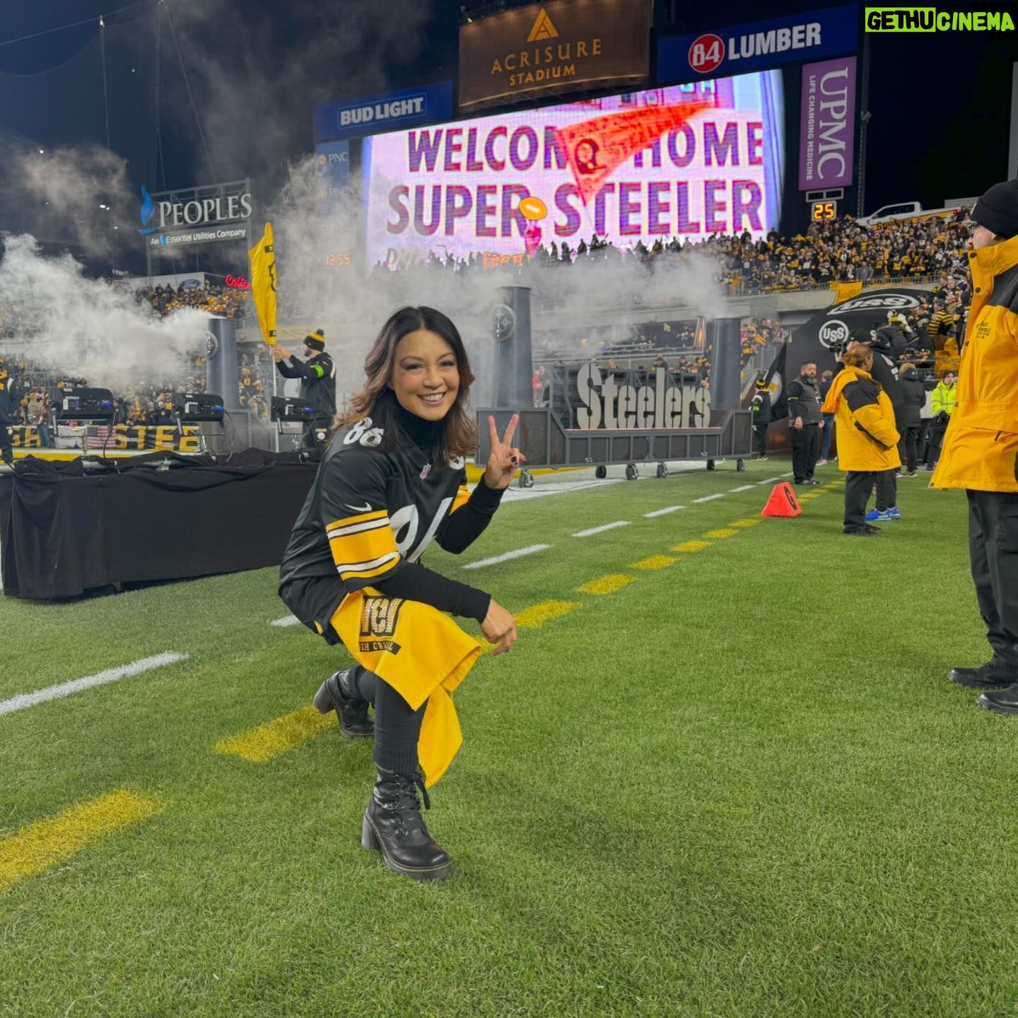 Ming-Na Wen Instagram - Not the outcome we wanted tonight, πͺbut it was still an exhilarating homecoming to be on the field with the @steelers and my family and friends! βΊοΈ ππΌπ€π Great to meet the Rooneys, see my buddy @mrpatrickfabian and meet the members of @styxtheband. Being on the field was such a high! Thank you to Dave Hoss, John Wodarek and Noah for making this a most awesome experience! The fans rocked the towel twirl and I loved seeing them continue to cheer #theSteelers on with pure devotion and passion! But even though they rallied, no go tonight. πͺ Next one! π€ππ€π