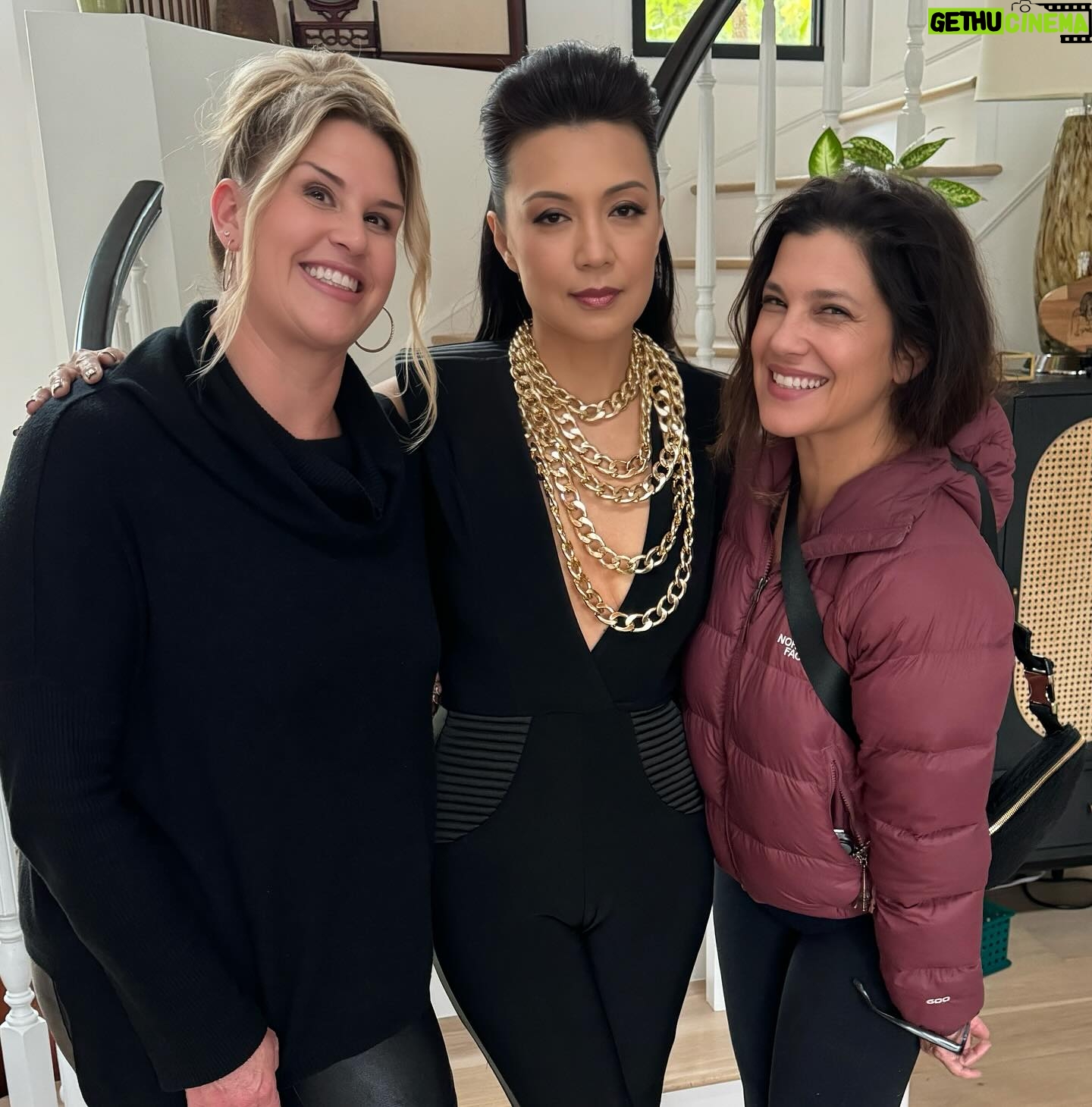 Ming-Na Wen Instagram - I LOVE this look!! See the slight homage to Fennec Shand?π€π§‘ π€πΌ We definitely rocked and rolled yesterday to get this look onto the @saturnawards red carpet yesterday! After an all day at #megaconorlando Sat, I flew back very early yesterday morning and my glam squad whipped a super jetlagged and sleep-deprived MamaMing into shape. Love and endless thanks to @suzannaqface and @hair.by.shaysanfordfong for giving me face & hair glam. Thank you @laurendemiranda for all your help, especially in assisting me in the ladies' room when I needed to get in and out of this jumper to pee!π Soooo glamorous!!ππ