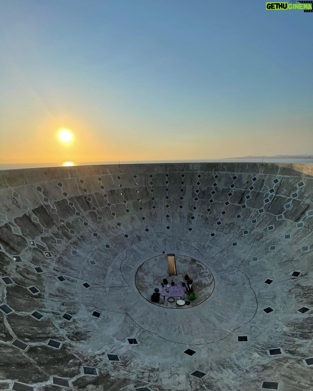 Minka Kelly Instagram - woke up from a dream of a sound bath meditation at sunset in the copa. 😌🙏🏼 Copa del Sol